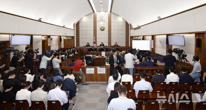 [서울=뉴시스] 사진공동취재단 = 윤석열 전 대통령의 특수공무집행방해, 직권남용 권리행사방해 등 혐의 사건 첫 공판이 열린 26일 서울 서초구 서울중앙지법에서 백대현 부장판사가 발언하고 있다. 2025.09.26. photo@newsis.com