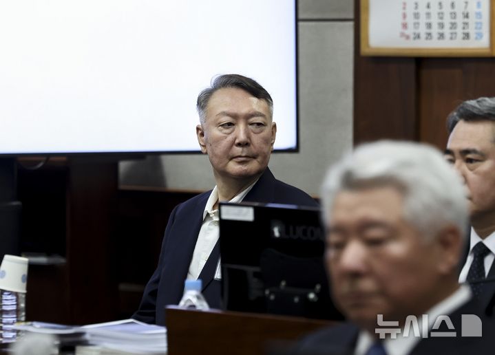 [서울=뉴시스] 사진공동취재단 = 윤석열 전 대통령이 지난 9월 26일 서울 서초구 서울중앙지법에서 열린 특수공무집행방해, 직권남용 권리행사 방해 혐의 재판에 출석하고 있다. 2025.09.26. photo@newsis.com