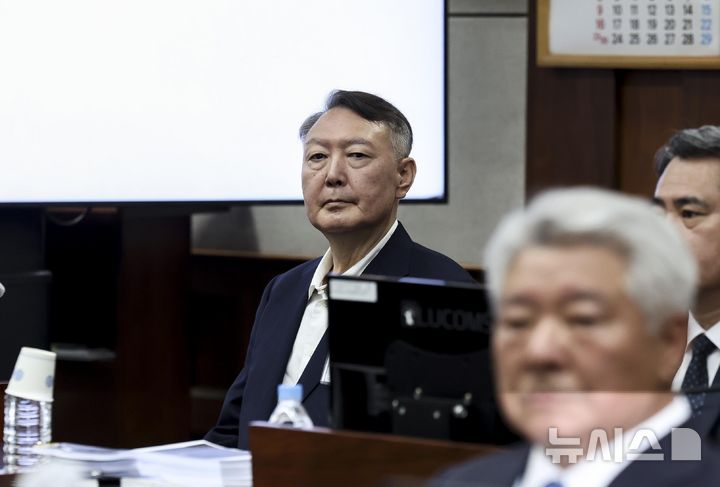 [서울=뉴시스] 사진공동취재단 = 윤석열 전 대통령은 비상계엄사태 1년을 앞두고 일본 언론과의 인터뷰에서 계엄이 "자유민주주의 헌정질서 붕괴와 국가위기 상황에서 내린 국가 비상사태 선언"이라고 주장했다. 사진은 윤 전 대통령이 지난 9월 26일 서울 서초구 서울중앙지법에서 열린 특수공무집행방해, 직권남용 권리행사 방해 혐의 재판에 출석한 모습. 2025.12.03. photo@newsis.com