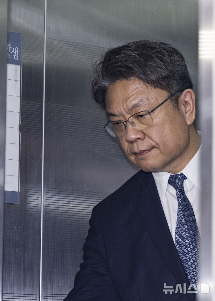 [서울=뉴시스] 김근수 기자 = 이시원 전 대통령실 공직기강비서관이 26일 오전 서울 서초구 순직해병 특별검사팀(특별검사 이명현)에 조사를 받기 위해 출석하고 있다. 2025.09.26. ks@newsis.com