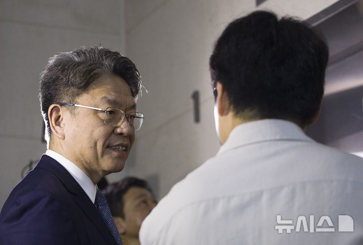 [서울=뉴시스] 김근수 기자 = 이시원 전 대통령실 공직기강비서관이 26일 오전 서울 서초구 순직해병 특별검사팀(특별검사 이명현)에 조사를 받기 위해 출석하고 있다. 2025.09.26. ks@newsis.com