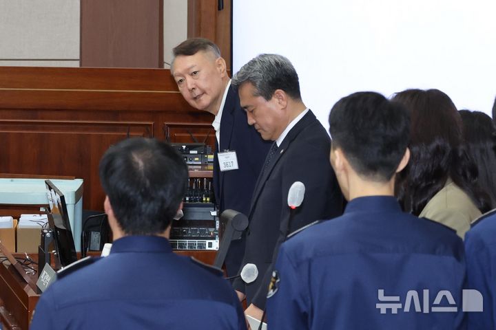 [서울=뉴시스] 사진공동취재단 = 윤석열 전 대통령이 26일 서울 서초구 서울중앙지법에서 열린 특수공무집행방해, 직권남용 권리행사방해 등 혐의 사건 첫 공판에 출석하고 있다. 2025.09.26. photo@newsis.com