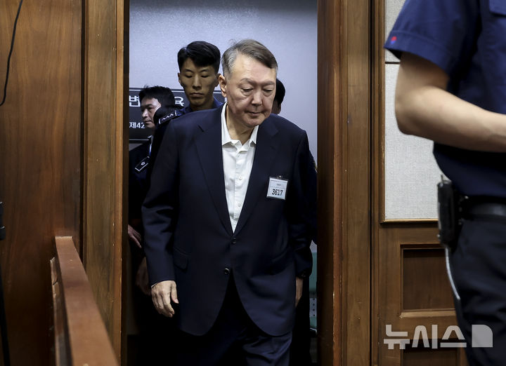 [서울=뉴시스] 사진공동취재단 = 윤석열 전 대통령이 지난 9월 서울 서초구 서울중앙지법에서 열린 특수공무집행방해, 직권남용 권리행사방해 등 혐의 사건 첫 공판에 출석하고 있다. 2025.09.26. photo@newsis.com