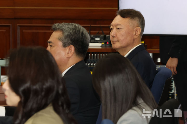 [서울=뉴시스] 사진공동취재단 = 윤석열 전 대통령이 지난달 26일 서울 서초구 서울중앙지법에서 열린 특수공무집행방해, 직권남용 권리행사방해 등 혐의 사건 첫 공판에 출석해 있다. 2025.09.26. photo@newsis.com