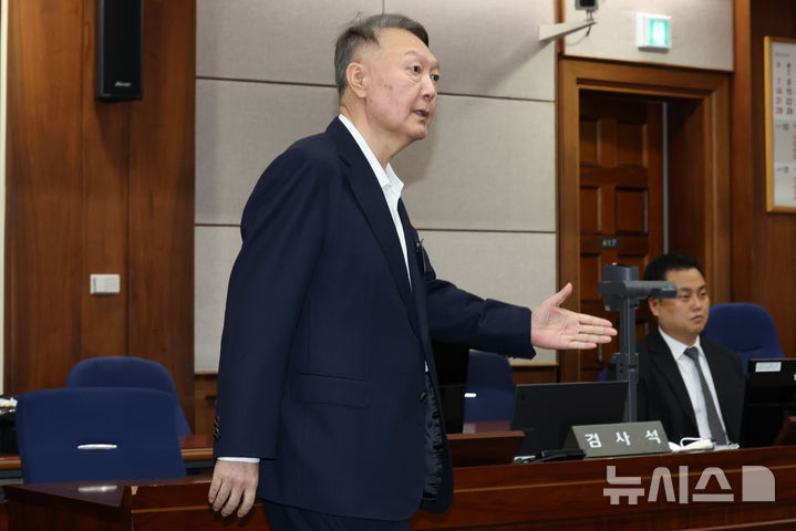 [서울=뉴시스] 사진공동취재단 = 윤석열 전 대통령이 26일 서울 서초구 서울중앙지법에서 열린 특수공무집행방해, 직권남용 권리행사방해 등 혐의 사건 첫 공판에 출석하고 있다. 2025.09.26. photo@newsis.com