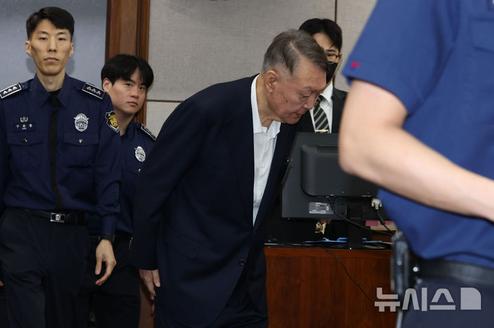 [서울=뉴시스] 사진공동취재단 = 윤석열 전 대통령이 26일 서울 서초구 서울중앙지법에서 열린 특수공무집행방해, 직권남용 권리행사방해 등 혐의 사건 첫 공판에 출석하고 있다. 2025.09.26. photo@newsis.com