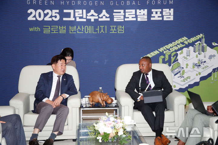 [서귀포=뉴시스] 우장호 기자 = 오영훈 제주지사와 조세프 하우시쿠(Josef Hausiku) 나미비아 국가기획위원회 수석 자문관이 26일 오전 제주 서귀포시 제주국제컨벤션센터(ICC)에서 열린 '2025 그린수소 글로벌 포럼'에서 면담하고 있다. 2025.09.26. woo1223@newsis.com
