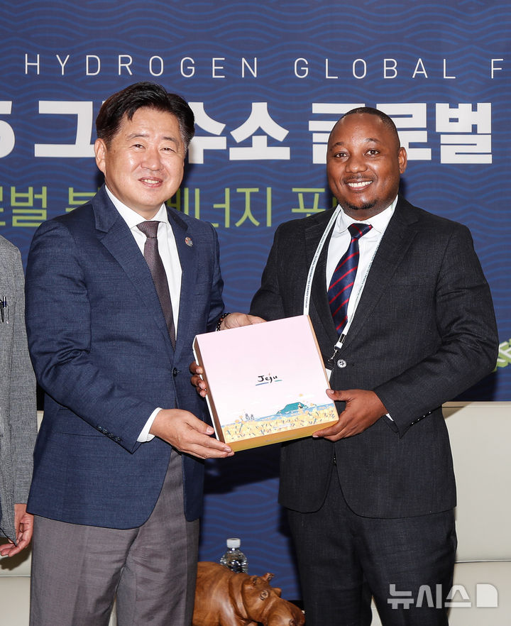 [서귀포=뉴시스] 우장호 기자 = 오영훈 제주지사와 조세프 하우시쿠(Josef Hausiku) 나미비아 국가기획위원회 수석 자문관이 26일 오전 제주 서귀포시 제주국제컨벤션센터(ICC)에서 열린 '2025 그린수소 글로벌 포럼'에서 면담 전 우호의 선물을 들고 기념촬영하고 있다. 2025.09.26. woo1223@newsis.com