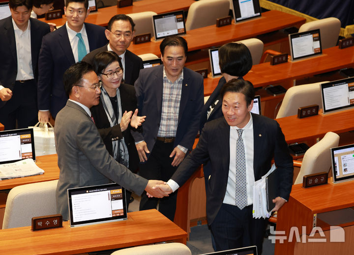 [서울=뉴시스] 고승민 기자 = 필리버스터 최장 기록을 경신한 박수민 국민의힘 의원이 26일 서울 여의도 국회에서 열린 제429회 국회(정기회) 제9차 본회의에서 정부조직법 반대 필리버스터를 마친 뒤 동료 의원들에게 격려와 축하를 받고 있다. 2025.09.26. kkssmm99@newsis.com