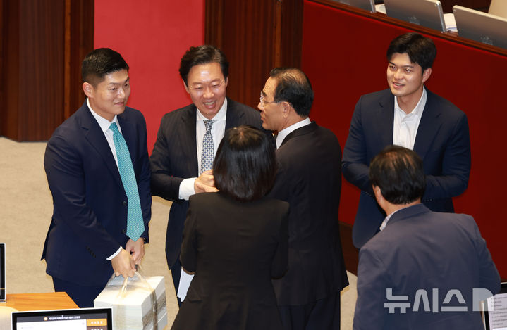 [서울=뉴시스] 고승민 기자 = 필리버스터 최장 기록을 경신한 박수민 국민의힘 의원이 26일 서울 여의도 국회에서 열린 제429회 국회(정기회) 제9차 본회의에서 정부조직법 반대 필리버스터를 마친 뒤 동료 의원들에게 격려와 축하를 받고 있다. 2025.09.26. kkssmm99@newsis.com