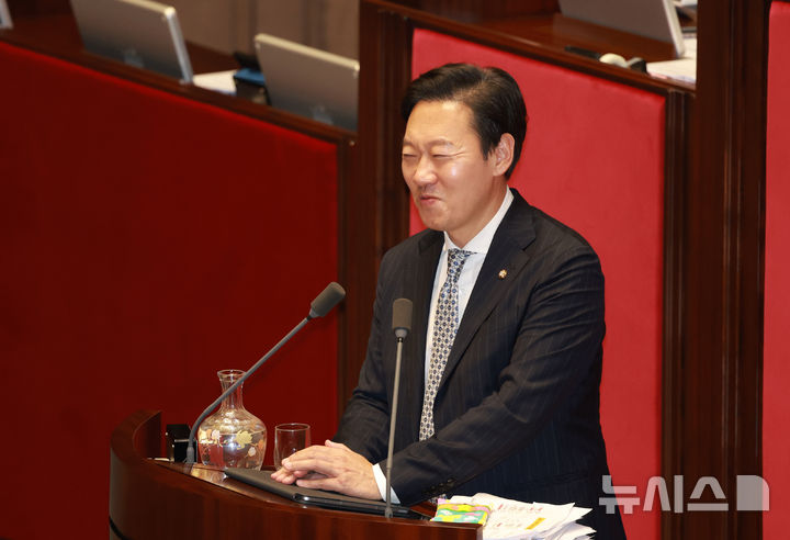 [서울=뉴시스] 고승민 기자 = 필리버스터 최장 기록을 경신한 박수민 국민의힘 의원이 26일 서울 여의도 국회에서 열린 제429회 국회(정기회) 제9차 본회의에서 정부조직법 반대 필리버스터 마지막 인사말을 하고 있다. 2025.09.26. kkssmm99@newsis.com