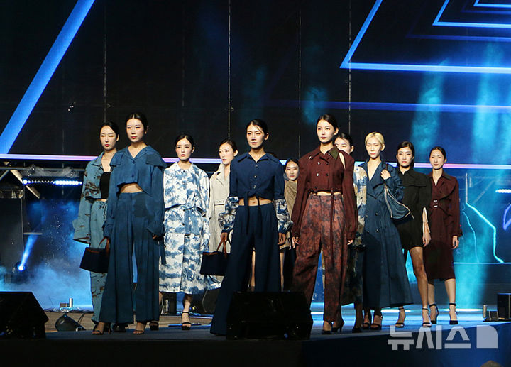 [나주=뉴시스] '2024 나주 영산강축제'에서 선보인 천연염색 패션쇼. (사진=나주시 제공) photo@newsis.com