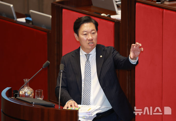 [서울=뉴시스] 고승민 기자 = 박수민 국민의힘 의원이 26일 서울 여의도 국회에서 열린 제429회 국회(정기회) 제9차 본회의에서 정부조직법 개정안 반대 필리버스터를 하고 있다. 2025.09.25. kkssmm99@newsis.com