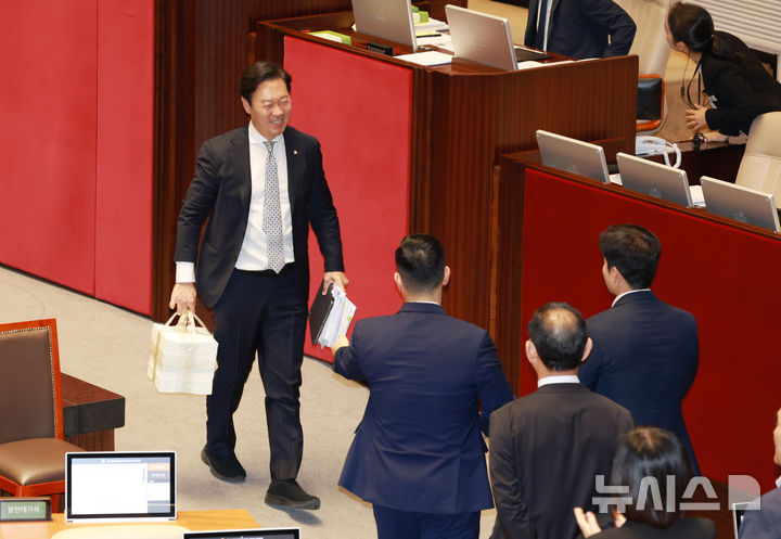 [서울=뉴시스] 고승민 기자 = 필리버스터 최장 기록을 경신한 박수민 국민의힘 의원이 26일 서울 여의도 국회에서 열린 제429회 국회(정기회) 제9차 본회의에서 정부조직법 반대 필리버스터를 마친 뒤 동료 의원들에게 격려와 축하를 받고 있다. 2025.09.26. kkssmm99@newsis.com