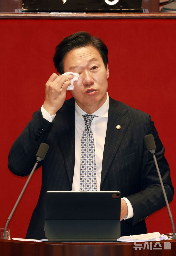 [서울=뉴시스] 고승민 기자 = 박수민 국민의힘 의원이 26일 오전 서울 여의도 국회에서 열린 본회의에서 약 15시간 30분째 정부조직법 반대 필리버스터를 하던 중 참관 온 초등학생들에게 덕담을 하다 눈물을 닦고 있다. 2025.09.26. kkssmm99@newsis.com