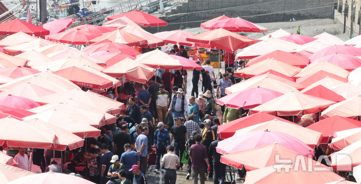 [인천=뉴시스] 전진환 기자 = 제24회 소래포구축제가 개막한 지난해 9월26일 오전 인천 남동구 소래포구 어시장을 찾은 시민들이 해산물을 구입하고 있다. 2025.09.26. amin2@newsis.com