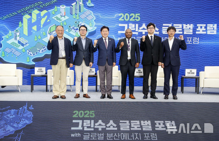 [서귀포=뉴시스] 우장호 기자 = 26일 오후 제주 서귀포시 제주국제컨벤션센터에서 열린 '2025 그린수소 글로벌 포럼' 국회수소경제포럼 특별세션 참석자들이 기념촬영하고 있다.&nbsp; 왼쪽부터 김인환 서울대학교 지속가능발전연구소 연구원, 정귀일 한국무역협회 지속가능성지원실장, 오영훈 제주지사, 조세프 하우시쿠(Josef Hausiku) 나미비아 국가기획위원회 수석 자문관, 장창선 글로벌녹색성장기구 부국장, 고윤성 제주도 미래성장과장. 2025.09.26. woo1223@newsis.com