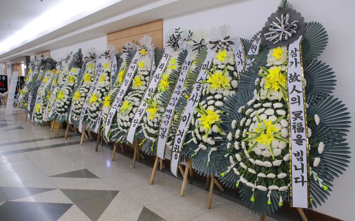 [서울=뉴시스] 사진공동취재단 = 26일 서울 송파구 서울아산병원 장례식장에 마련된 개그맨 전유성의 빈소에 근조화환이 세워져 있다. 2025.09.26. photo@newsis.com *재판매 및 DB 금지