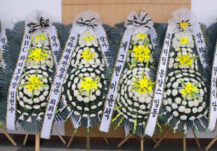 [서울=뉴시스] 사진공동취재단 = 26일 서울 송파구 서울아산병원 장례식장에 마련된 개그맨 전유성의 빈소에 근조화환이 세워져 있다. 2025.09.26. photo@newsis.com *재판매 및 DB 금지