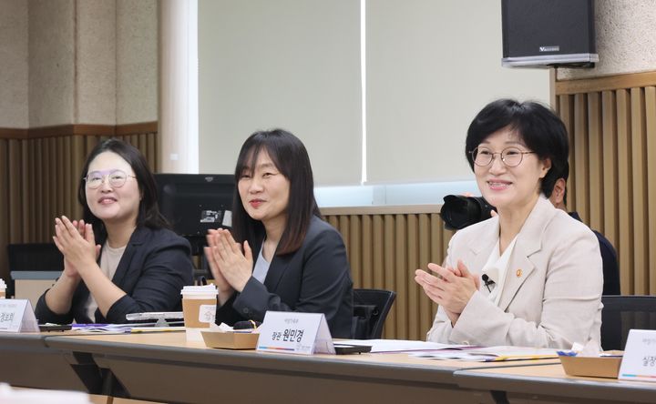 [서울=뉴시스] 원민경 성평등가족부 장관이 지난달 26일 서울 강북구 가족센터에서 열린 현장 간담회에 참석해 아이돌봄서비스 및 공동육아나눔터 지원 현장 종사자들의 의견을 청취하고 있다. (사진=여성가족부 제공) 2025.09.26. photo@newsis.com *재판매 및 DB 금지
