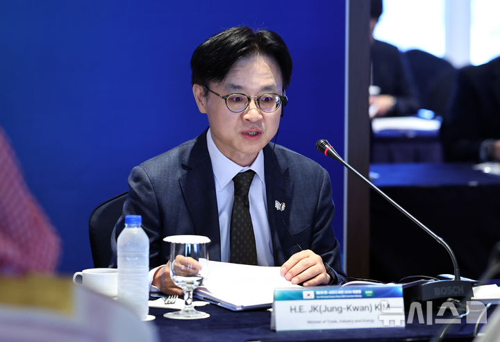 [서울=뉴시스] 최진석 기자 = 김정관 산업통상자원부 장관이 26일 서울 소공동 롯데호텔에서 열린 ‘제5차 한-사우디 비전 2030 위원회’에서 발언하고 있다. 2025.09.26. myjs@newsis.com