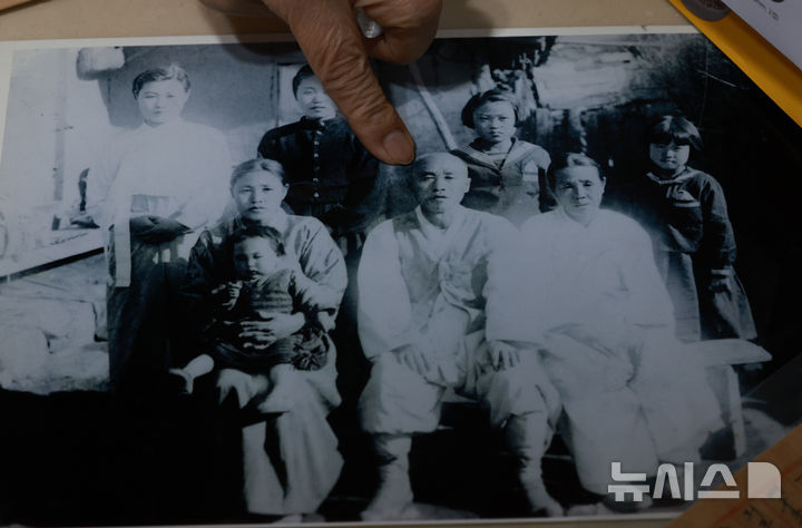 [서울=뉴시스] 이영환 기자 = 이산가족 김숙경씨가 26일 서울 서대문구의 자택에서 뉴시스와 인터뷰를 하고 있다. 2025.09.26. 20hwan@newsis.com