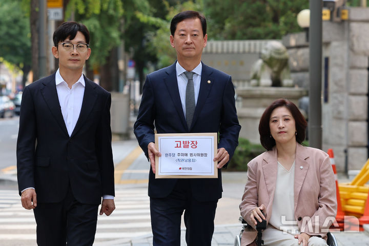 [서울=뉴시스] 권창회 기자 = 박충권(왼쪽부터) 국민의힘 원내부대표, 최은석 원내수석대변인, 최보윤 수석대변인이 26일 오후 서울 종로구 서울경찰청에서 더불어민주당 추미애 법사위원장을 직권남용으로 고발하고 있다. 2025.09.26. kch0523@newsis.com