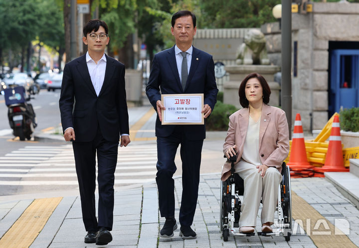 [서울=뉴시스] 권창회 기자 = 박충권(왼쪽부터) 국민의힘 원내부대표, 최은석 원내수석대변인, 최보윤 수석대변인이 26일 오후 서울 종로구 서울경찰청에서 더불어민주당 추미애 법사위원장을 직권남용으로 고발하고 있다. 2025.09.26. kch0523@newsis.com