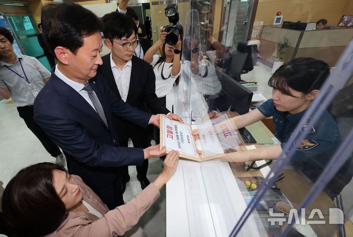 [서울=뉴시스] 권창회 기자 = 박충권(왼쪽부터) 국민의힘 원내부대표, 최은석 원내수석대변인, 최보윤 수석대변인이 26일 오후 서울 종로구 서울경찰청에서 더불어민주당 추미애 법사위원장을 직권남용으로 고발하고 있다. 2025.09.26. kch0523@newsis.com