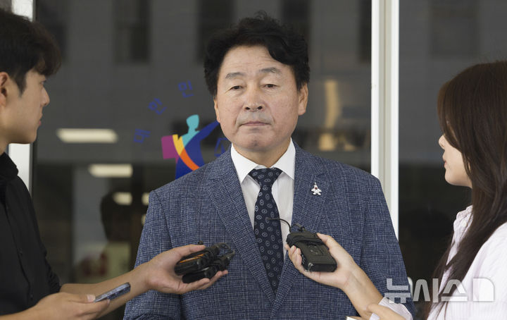 [서울=뉴시스] 김근수 기자 = '라임 사태' 핵심인 김봉현 전 스타모빌리티 회장으로부터 금품을 수수한 혐의로 재판에 넘겨진 기동민 전 더불어민주당 의원이 지난해 9월 26일 서울 양천구 남부지방법원에서 열린 1심 선고 공판에서 무죄 선고를 받고 취재진 질문에 답하고 있다.&nbsp; 서울남부지법 형사11단독 정성화 판사는 26일 특정범죄가중처벌법상 알선수재와 정치자금법 위반 등 혐의로 불구속기소 된 기 전 의원에게 무죄를 선고했다. 2025.09.26. ks@newsis.com