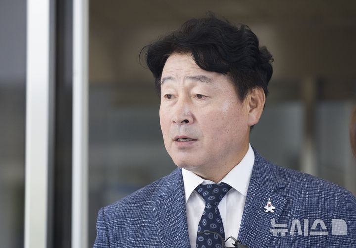 [서울=뉴시스] 김근수 기자 = '라임 사태' 핵심인 김봉현 전 스타모빌리티 회장으로부터 금품을 수수한 혐의로 재판에 넘겨진 기동민 전 더불어민주당 의원이 26일 서울 양천구 남부지방법원에서 열린 1심 선고 공판에서 무죄 선고를 받고 취재진 질문에 답하고 있다. 서울남부지법 형사11단독 정성화 판사는 26일 특정범죄가중처벌법상 알선수재와 정치자금법 위반 등 혐의로 불구속기소 된 기 전 의원에게 무죄를 선고했다. 2025.09.26. ks@newsis.com