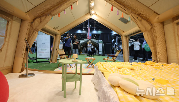 [고양=뉴시스] 전진환 기자 = 26일 오후 경기도 고양시 킨텍스에서 열린 2025 국제아웃도어캠핑&레포츠페스티벌을 찾은 관람객들이 다양한 캠핑용품을 살펴보고 있다. 2025.09.26. amin2@newsis.com