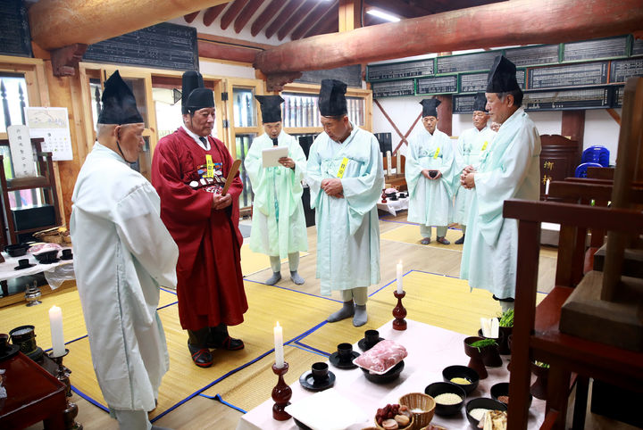 [곡성=뉴시스] 곡성향교, 옥과향교 추기 석전대제 봉행. (사진=곡성군청 제공). photo@newsis.com *재판매 및 DB 금지