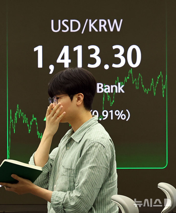 [서울=뉴시스] 최진석 기자 = 서울 외환시장에서 원·달러 환율은 전 거래일 주간거래 종가(1400.6원)보다 11.8원 오른 1412.4원에 주간 거래를 마무리한 26일 서울 중구 하나은행 딜링룸에 원·달러 환율 시세가 보이고 있다.&nbsp; 코스피가 전 거래일(3471.11)보다 85.06포인트(2.45%) 내린 3386.05에 마감, 코스닥 지수는 전 거래일(852.48)보다 17.29포인트(2.03%) 하락한 835.19에 거래를 마쳤다. myjs@newsis.com