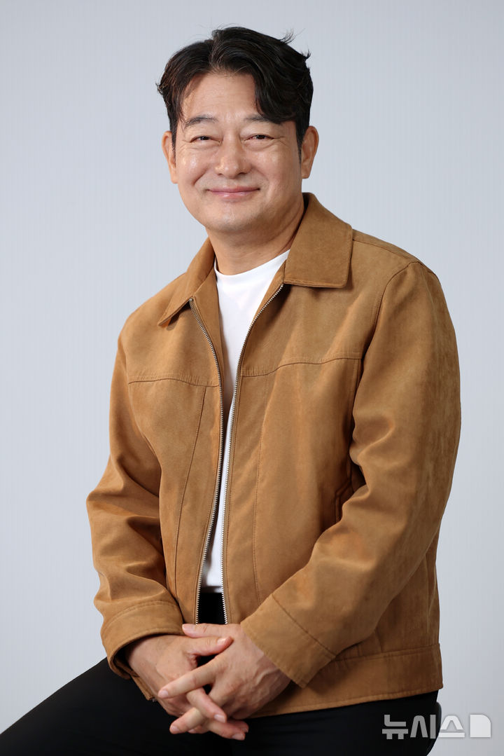 [서울=뉴시스] 조성우 기자 = 드라마 '사마귀: 살인자의 외출' 배우 조성하(최중호 역)가 지난 26일 서울 마포구 순이엔티 사옥에서 뉴시스와 인터뷰에 앞서 포즈를 취하고 있다. 2025.09.28. xconfind@newsis.com