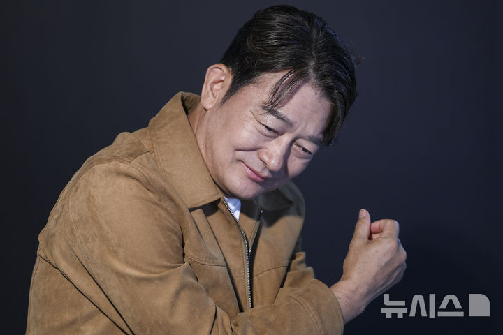 [서울=뉴시스] 조성우 기자 = 드라마 '사마귀: 살인자의 외출' 배우 조성하(최중호 역)가 지난 26일 서울 마포구 순이엔티 사옥에서 뉴시스와 인터뷰에 앞서 포즈를 취하고 있다. 2025.09.28. xconfind@newsis.com