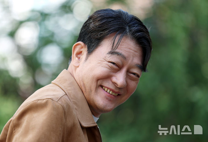 [서울=뉴시스] 조성우 기자 = 드라마 '사마귀: 살인자의 외출' 배우 조성하(최중호 역)가 지난 26일 서울 마포구 순이엔티 사옥에서 뉴시스와 인터뷰에 앞서 포즈를 취하고 있다. 2025.09.28. xconfind@newsis.com