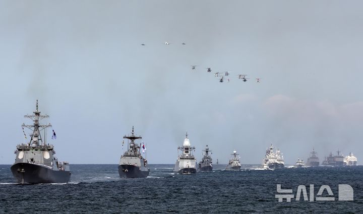  [부산=뉴시스] 하경민 기자 = 26일 부산 인근 해상에서 '2025 대한민국 해군 관함식'의 백미인 해상사열이 펼쳐지고 있다. 해상사열에는 해군의 이지스구축함(DDG)과 3000t급 잠수함(SS-Ⅲ), 대형수송함(LPH), 상륙함(LST-Ⅱ) 등 함정 31척을 비롯해 해군·해병대, 육·공군, 해경 항공기 18대, 무인수상정과 무인항공기 등 수상과 공중에서 대규모 전력을 선보였다. 2025.09.26. yulnetphoto@newsis.com