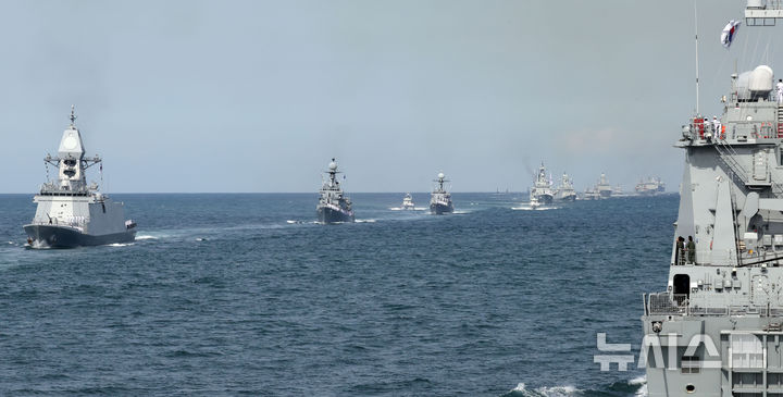  [부산=뉴시스] 하경민 기자 = 26일 부산 인근 해상에서 '2025 대한민국 해군 관함식'의 백미인 해상사열이 펼쳐지고 있다. 해상사열에는 해군의 이지스구축함(DDG)과 3000t급 잠수함(SS-Ⅲ), 대형수송함(LPH), 상륙함(LST-Ⅱ) 등 함정 31척을 비롯해 해군·해병대, 육·공군, 해경 항공기 18대, 무인수상정과 무인항공기 등 수상과 공중에서 대규모 전력을 선보였다. 2025.09.26. yulnetphoto@newsis.com