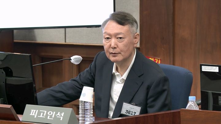 [서울=뉴시스] 정병혁 기자 =  윤석열 전 대통령이 26일 서울 서초구 서울중앙지방법원에서 열린 윤석열 전 대통령에 대한 '특수공무 집행 방해, 직권남용 권리행사 방해 혐의' 재판에서 발언하고 있다. (사진=서울중앙지방법원 제공 영상 캡처) 2025.09.26. photo@newsis.com *재판매 및 DB 금지