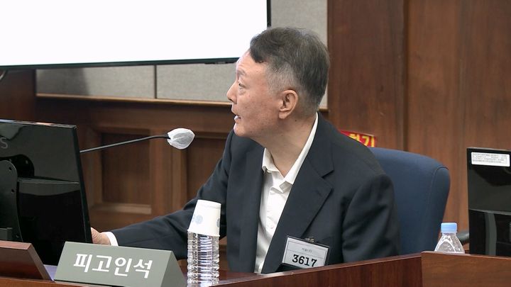 [서울=뉴시스] 정병혁 기자 = 윤석열 전 대통령이 지난해 9월 26일 서울 서초구 서울중앙지방법원에서 열린 윤석열 전 대통령에 대한 '특수공무 집행 방해, 직권남용 권리행사 방해 혐의' 재판에서 발언하고 있다. (사진=서울중앙지방법원 제공 영상 캡처) 2025.09.26. photo@newsis.com *재판매 및 DB 금지
