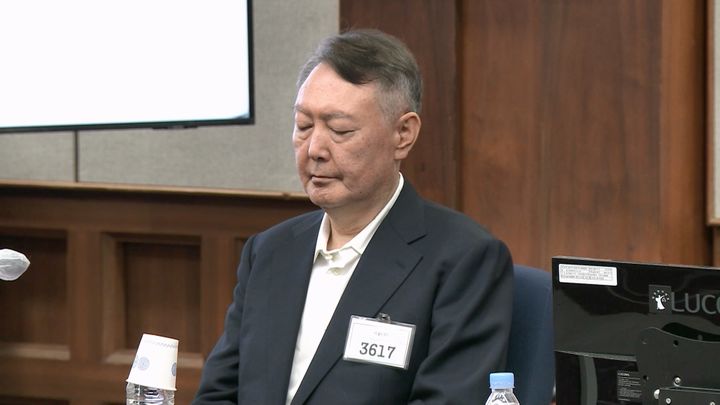 [서울=뉴시스] 정병혁 기자 = 윤석열 전 대통령이 지난 9월 서울 서초구 서울중앙지방법원에서 열린 윤석열 전 대통령에 대한 '특수공무 집행 방해, 직권남용 권리행사 방해 혐의' 재판에서 눈을 감고 있다. (사진=서울중앙지방법원 제공 영상 캡처) 2025.09.26. photo@newsis.com *재판매 및 DB 금지