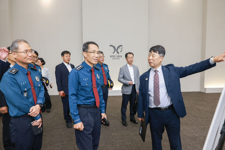 [서울=뉴시스] 정병혁 기자 = 유재성 경찰청장 직무대행이 26일 경북 경주 APEC 정상회의장인 경주화백컨벤션센터와 APEC 경찰종합상황실을 찾아 경호경비 대책과 준비 상황을 점검하고 있다. (사진=경찰청 제공) 2025.09.26. photo@newsis.com *재판매 및 DB 금지