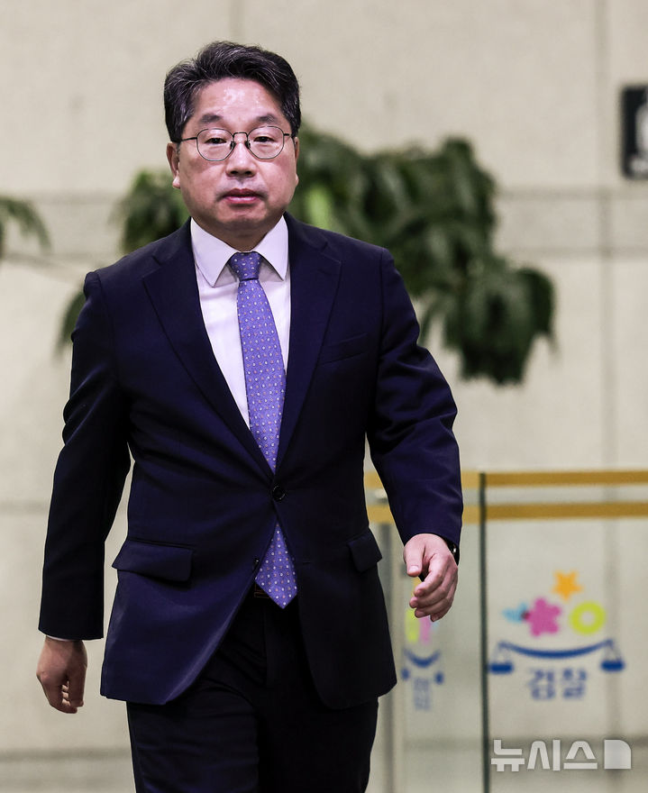 [서울=뉴시스] 정병혁 기자 = 노만석 검찰총장 직무대행이 26일 서울 서초구 대검찰청에서 정부조직법 개정안 표결에 따른 입장 발표를 위해 청사를 나오고 있다. 2025.09.26. jhope@newsis.com