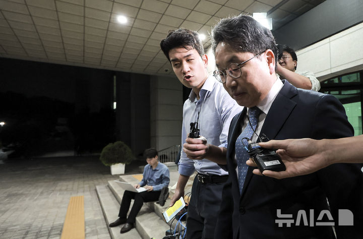 [서울=뉴시스] 정병혁 기자 = 노만석 검찰총장 직무대행이 26일 서울 서초구 대검찰청에서 정부조직법 개정안 표결에 따른 입장 발표를 마친 뒤 차량으로 향하고 있다. 2025.09.26. jhope@newsis.com
