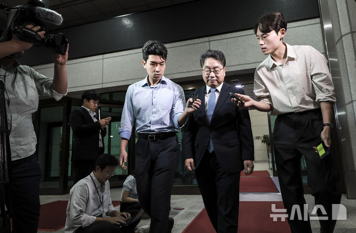 [서울=뉴시스] 정병혁 기자 = 노만석 검찰총장 직무대행이 26일 서울 서초구 대검찰청에서 정부조직법 개정안 표결에 따른 입장 발표를 마친 뒤 차량으로 향하고 있다. 2025.09.26. jhope@newsis.com