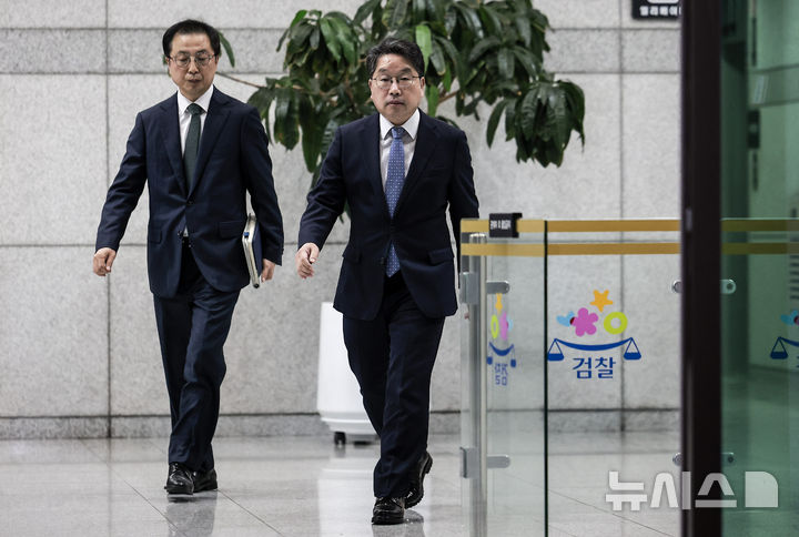 [서울=뉴시스] 정병혁 기자 = 노만석 검찰총장 직무대행이 26일 서울 서초구 대검찰청에서 정부조직법 개정안 표결에 따른 입장 발표를 위해 청사를 나오고 있다. 2025.09.26. jhope@newsis.com