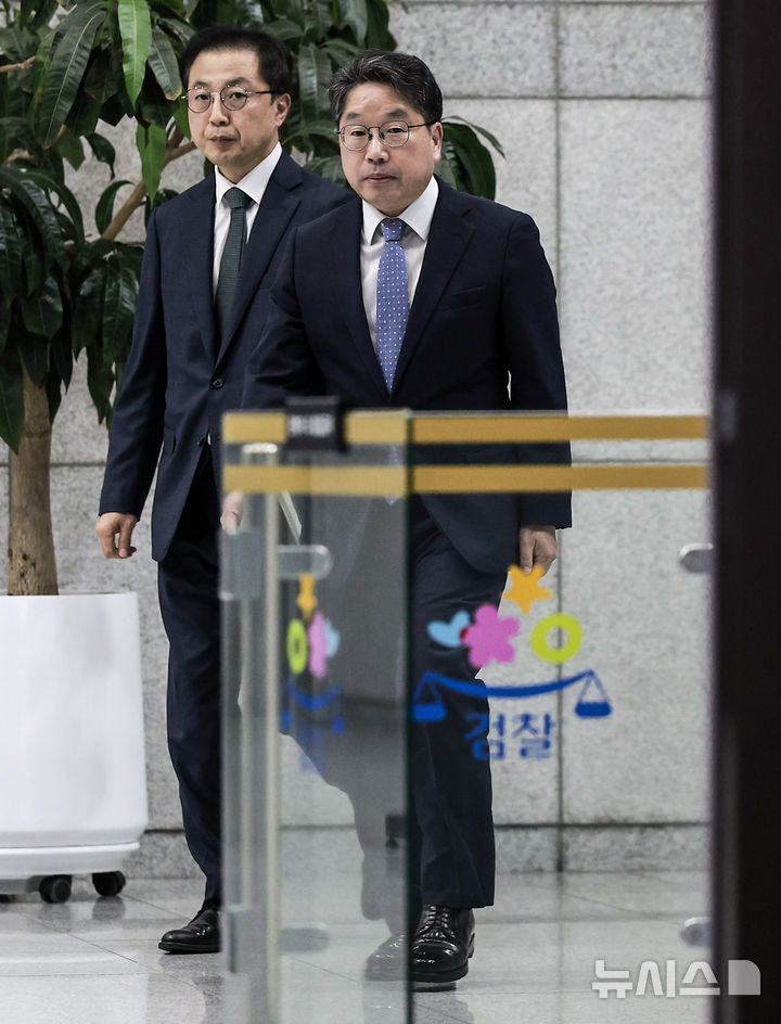 [서울=뉴시스] 정병혁 기자 = 노만석 검찰총장 직무대행이 26일 서울 서초구 대검찰청에서 정부조직법 개정안 표결에 따른 입장 발표를 위해 청사를 나오고 있다. 2025.09.26. jhope@newsis.com