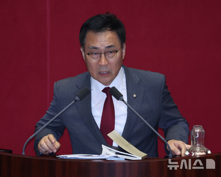 [서울=뉴시스] 김금보 기자 = 최형두 국회 과학기술정보방송통신위원회 국민의힘 간사가 26일 오후 서울 여의도 국회에서 열린 본회의에서 방송미디어통신위원회의 설치 및 운영에 관한 법률안(대안)에 대한 반대 무제한토론 발언을 하고 있다. 2025.09.26. kgb@newsis.com