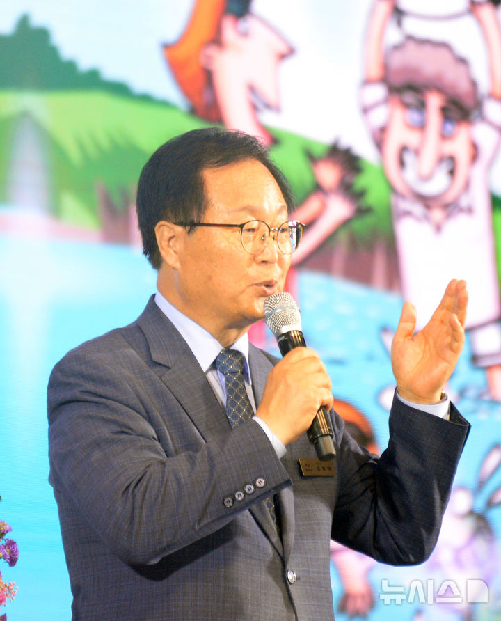 [완주=뉴시스] 김얼 기자 = 유희태 완주군수가 26일 전북 완주군 고산자연휴양림 일원에서 열린 '제13회 완주와일드&로컬푸드축제' 개막식에 참석해 축사하고 있다. 2025.09.26. pmkeul@newsis.com